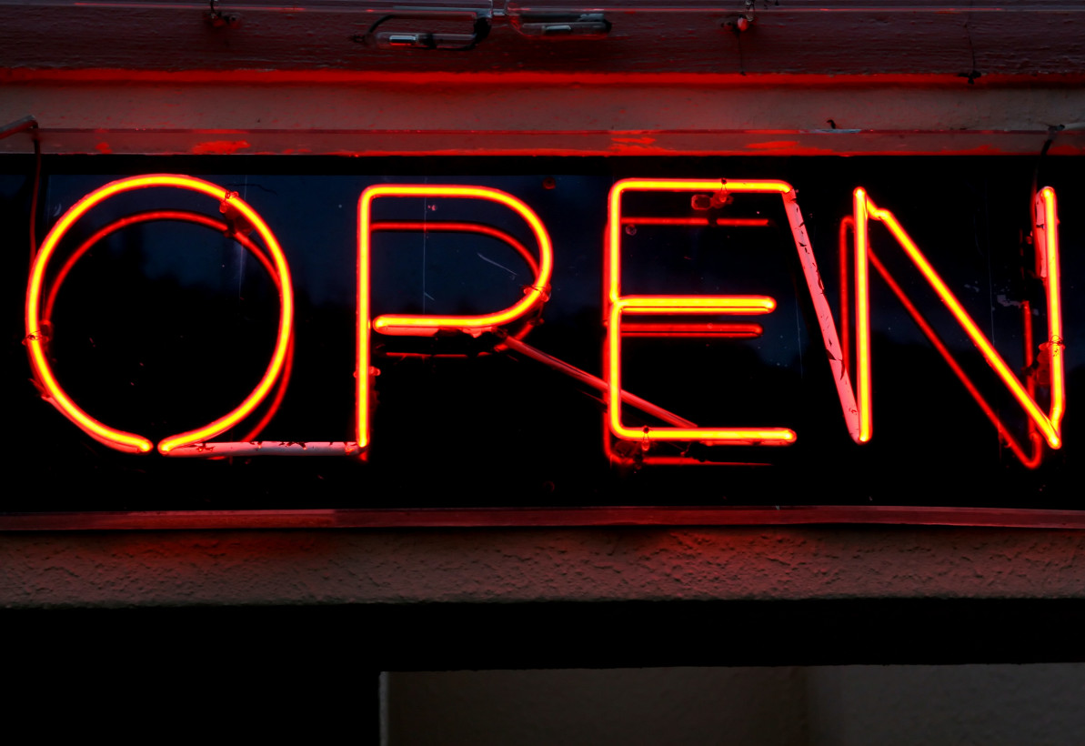 The Benefits of Hiring Professional Sign Makers for Your Business